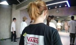 直播露脸爆料明星视频,明星真实面貌曝光，视频内容引发热议